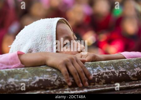 Giovane ragazza a Aung Myae Oo monastica educazione Libera Scuola, Sagaing, Mandalay Myanmar (Birmania), l'Asia in febbraio Foto Stock