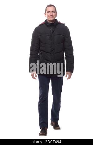 giovane uomo casual con giacca autunnale in marcia avanti. Foto Stock