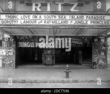 Movie Theatre Front per il cinema Ritz che mostra la ristampa in tempo di guerra degli anni '40 Di DOROTHY LAMOUR e DI RAY MILLAND nella PRINCIPESSA GIUNGLA 1936 regista WILHELM / WILLIAM THIELE Paramount Pictures Foto Stock