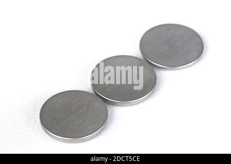 Primo piano su batterie al litio di varie dimensioni disposte su bianco sfondo Foto Stock