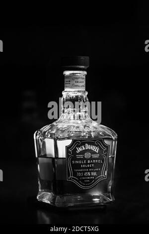 Bottiglia e bicchiere di whiskey Jack Daniel Foto Stock