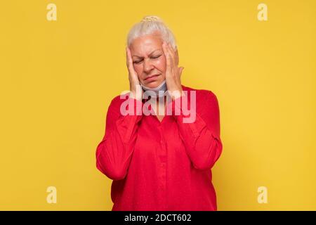 Donna di mezza età seria con maschera medica chirurgica. Foto Stock