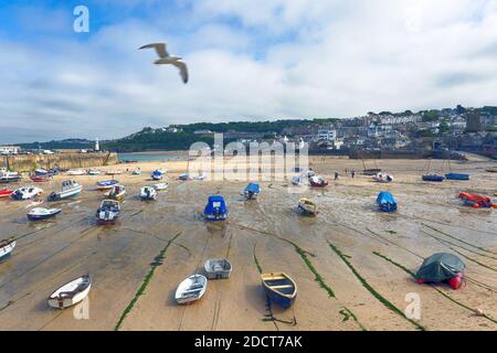 Inghilterra / Cornovaglia / St. Ives / Barche una bassa marea nel porto di St Ives, Cornovaglia. Foto Stock