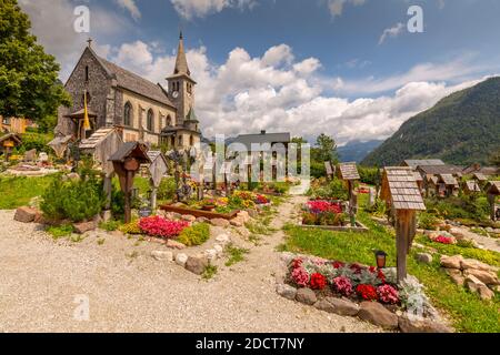 Vista di Herz-Jesu Kirche e cimitero, Grundlsee, Stiria, laghi Salzkammergut, Alpi austriache, Austria. Europa Foto Stock