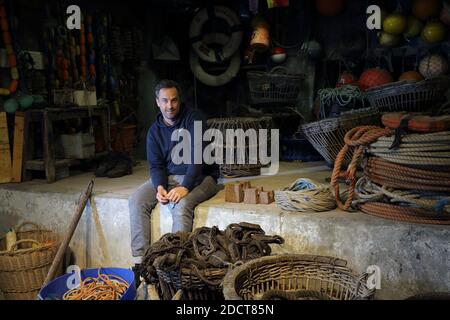 Inghilterra / Cornovaglia / St. Ives / artista Sam Bassett in posa nella cantina sotto gli studi di artisti dove i pescatori fissare reti su Porthmeor Beach. Foto Stock