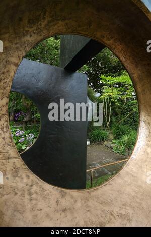 Four-Square (passeggiata) presso il giardino di sculture del Barbara Hepworth Museum a St Ives, Cornovaglia, Inghilterra, Regno Unito Foto Stock