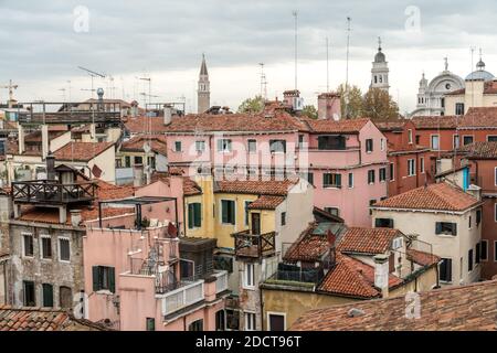 Tetto di Venezia, a Venezia, tipico paesaggio d'Italia, d'Europa Foto Stock