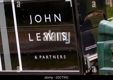 John Lewis & partners; camion per la consegna di merci, camion, trasporti, camion, cargo cargo, veicoli, HGV per l'industria europea dei trasporti commerciali, M6 a Manchester, Regno Unito Foto Stock