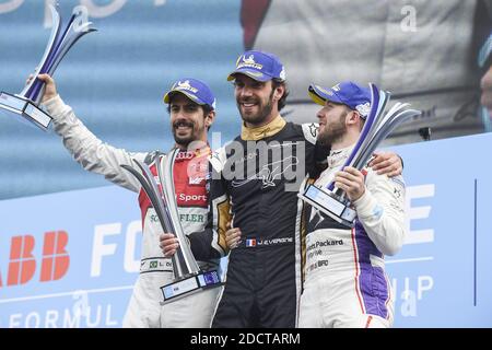 Il vincitore Jean-Eric Vergne (Techeetah) (C), Lucas di grassi (Audi) + 4,8 s 2° e Sam Bird (DS Virgin) + 8,9 s 3°, sul podio alla fine della terza edizione del Prix des Paris Formula e agli Invalides di Parigi, Francia, il 28 aprile 2018. Foto di Francois Pauletto/ABACAPRESS.COM Foto Stock