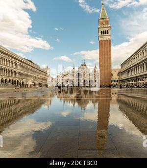 Acqua alta le eccezionali vette maree di Piazza San Marco, Venezia, Italia Foto Stock