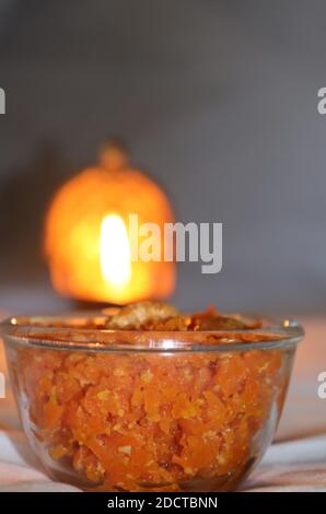 Primo piano di halwa carota/dessert / Gajar ka halwa /dolce indiano su sfondo bianco Foto Stock