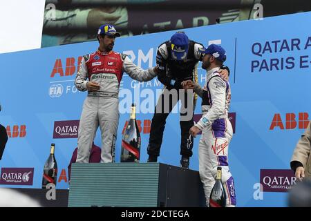 Il vincitore Jean-Eric Vergne (Techeetah) (C), Lucas di grassi (Audi) + 4,8 s 2° e Sam Bird (DS Virgin) + 8,9 s 3°, sul podio alla fine della terza edizione del Prix des Paris Formula e agli Invalides di Parigi, Francia, il 28 aprile 2018. Foto di Francois Pauletto/ABACAPRESS.COM Foto Stock