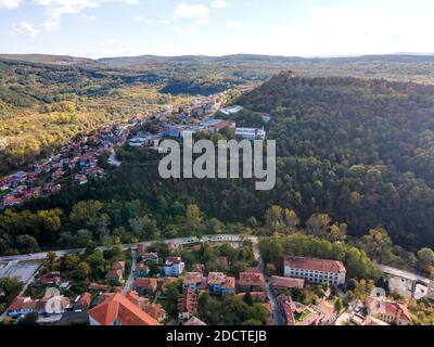 Incredibile vista aerea della città di Veliko Tarnovo, Bulgaria Foto Stock