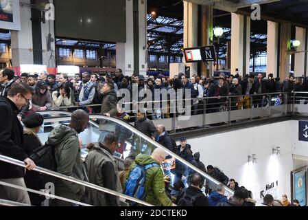 Immagine che mostra la folla alla stazione ferroviaria Gare De Lyon, a Parigi, Francia, il 3 aprile 2018. I lavoratori ferroviari francesi della società SNCF hanno dato il via a tre mesi di Rolling Strikes Martedì, parte di un'ondata di azione industriale che metterà alla prova la volontà del presidente Emmanuel Macron di riformare la Francia con riforme radicali. Lo sciopero causerà caos ai 4.5 milioni di passeggeri francesi del treno, con soste programmate due giorni su cinque fino al giugno 28, a meno che Macron non cada la sua offerta di imporre una revisione importante presso l'operatore ferroviario statale SNCF. Foto di Alain Apaydin/ABACAPRESS.COM Foto Stock