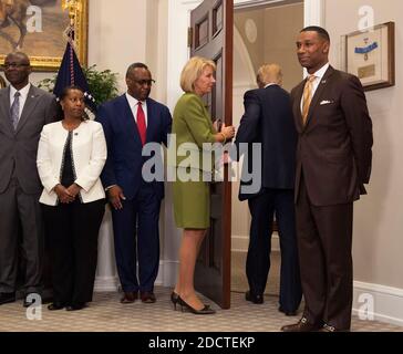 Il presidente degli Stati Uniti Donald J. Trump parte dopo aver parlato dopo aver introdotto Johnny Taylor Jr. Come presidente del consiglio di amministrazione del presidente sulle università e college storicamente neri, il 27 febbraio 2018, alla Casa Bianca a Washington, DC, USA. Foto di Chris Kleponis/CNP/ABACAPRESS.COM Foto Stock