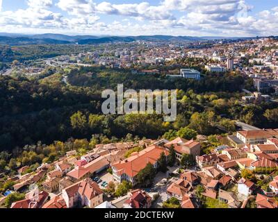 Incredibile vista aerea della città di Veliko Tarnovo, Bulgaria Foto Stock