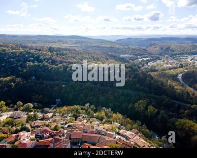 Incredibile vista aerea della città di Veliko Tarnovo, Bulgaria Foto Stock