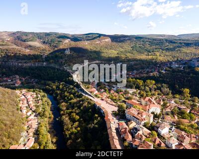 Incredibile vista aerea della città di Veliko Tarnovo, Bulgaria Foto Stock