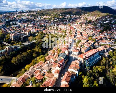 Incredibile vista aerea della città di Veliko Tarnovo, Bulgaria Foto Stock