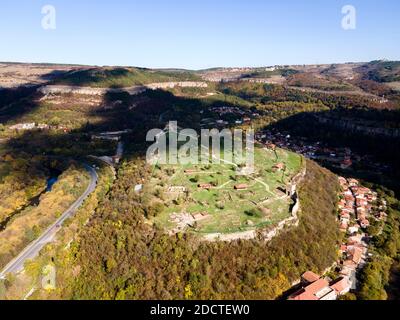 Incredibile vista aerea della città di Veliko Tarnovo, Bulgaria Foto Stock