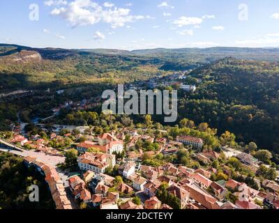 Incredibile vista aerea della città di Veliko Tarnovo, Bulgaria Foto Stock