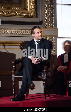 Il presidente francese Emmanuel Macron ascolta i discorsi del primo presidente della Cour de Cassation e del procuratore generale, durante una cerimonia alla Cour de Cassation, la più alta corte giudiziaria francese, presso il tribunale di Parigi, il 15 gennaio 2018. Foto di Eliot Blondt/ABACAPRESS.COM Foto Stock