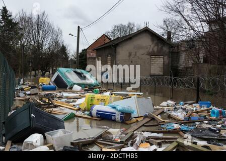 A causa dell'alluvione dei fiumi Senna e Yerres, il più basso e più vicino ai corsi d'acqua di Villeneuve Saint-Georges (Val-de-Marne 94), vicino a Parigi, Francia, sono allagati, mentre il livello dell'acqua deve aumentare ulteriormente nei prossimi giorni il 24 gennaio 2018. I residenti le cui case sono allagate evacuano con vigili del fuoco, polizia e servizi municipali. Foto di Samuel Boivin/ABACAPRESS.COM Foto Stock