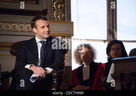 Il presidente francese Emmanuel Macron ascolta i discorsi del primo presidente della Cour de Cassation e del procuratore generale, durante una cerimonia alla Cour de Cassation, la più alta corte giudiziaria francese, presso il tribunale di Parigi, il 15 gennaio 2018. Foto di Eliot Blondt/ABACAPRESS.COM Foto Stock