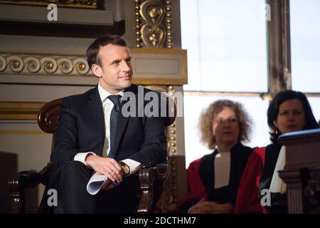 Il presidente francese Emmanuel Macron ascolta i discorsi del primo presidente della Cour de Cassation e del procuratore generale, durante una cerimonia alla Cour de Cassation, la più alta corte giudiziaria francese, presso il tribunale di Parigi, il 15 gennaio 2018. Foto di Eliot Blondt/ABACAPRESS.COM Foto Stock