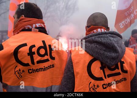 I lavoratori francesi delle ferrovie (SNCF), i funzionari pubblici, l'APHP, gli insegnanti e gli studenti, manifestano in una giornata nazionale di sciopero e protestano contro l'agenda di riforma del presidente Emmanuel Macron il 22 marzo 2018, a Parigi, Francia. Foto di Samuel Boivin/ABACAPRESS.COM Foto Stock