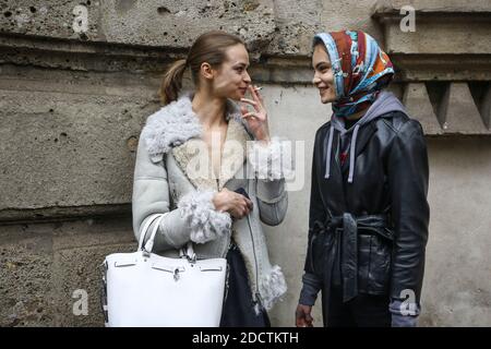 I modelli Birgit Kos e Julia Ratner lasceranno la sfilata di Max Mara tenutasi a Palazzo del Senato, a Milano, il 22 febbraio 2018. Foto di Marco Piovanotto/ABACAPRESS.COM Foto Stock