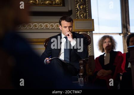 Il presidente francese Emmanuel Macron ascolta i discorsi del primo presidente della Cour de Cassation e del procuratore generale, durante una cerimonia alla Cour de Cassation, la più alta corte giudiziaria francese, presso il tribunale di Parigi, il 15 gennaio 2018. Foto di Eliot Blondt/ABACAPRESS.COM Foto Stock