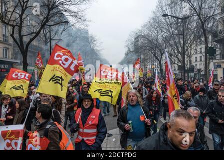 I lavoratori francesi delle ferrovie (SNCF), i funzionari pubblici, l'APHP, gli insegnanti e gli studenti, manifestano in una giornata nazionale di sciopero e protestano contro l'agenda di riforma del presidente Emmanuel Macron il 22 marzo 2018, a Parigi, Francia. Foto di Samuel Boivin/ABACAPRESS.COM Foto Stock