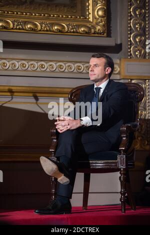 Il presidente francese Emmanuel Macron ascolta i discorsi del primo presidente della Cour de Cassation e del procuratore generale, durante una cerimonia alla Cour de Cassation, la più alta corte giudiziaria francese, presso il tribunale di Parigi, il 15 gennaio 2018. Foto di Eliot Blondt/ABACAPRESS.COM Foto Stock