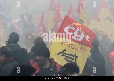 I lavoratori francesi delle ferrovie (SNCF), i funzionari pubblici, l'APHP, gli insegnanti e gli studenti, manifestano in una giornata nazionale di sciopero e protestano contro l'agenda di riforma del presidente Emmanuel Macron il 22 marzo 2018, a Parigi, Francia. Foto di Samuel Boivin/ABACAPRESS.COM Foto Stock