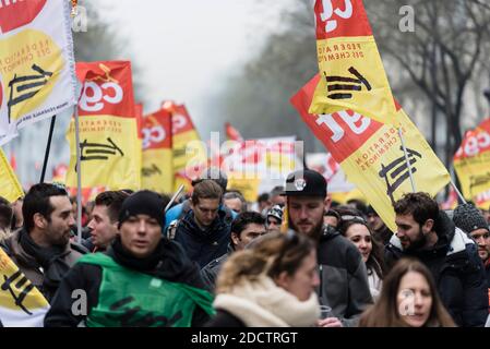 I lavoratori francesi delle ferrovie (SNCF), i funzionari pubblici, l'APHP, gli insegnanti e gli studenti, manifestano in una giornata nazionale di sciopero e protestano contro l'agenda di riforma del presidente Emmanuel Macron il 22 marzo 2018, a Parigi, Francia. Foto di Samuel Boivin/ABACAPRESS.COM Foto Stock