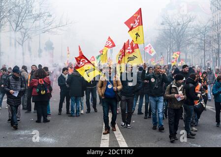 I lavoratori francesi delle ferrovie (SNCF), i funzionari pubblici, l'APHP, gli insegnanti e gli studenti, manifestano in una giornata nazionale di sciopero e protestano contro l'agenda di riforma del presidente Emmanuel Macron il 22 marzo 2018, a Parigi, Francia. Foto di Samuel Boivin/ABACAPRESS.COM Foto Stock