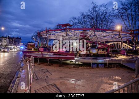 Un morto e 4 feriti, incluso un bambino di 8 anni, durante un incidente di giostra in una fiera a Neuville sur Saone, vicino a Lione, Francia, il 31 marzo 2018. Foto di Julien Reynaud/APS-Medias/ABACAPRESS.COM Foto Stock