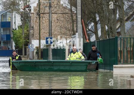 A Gournay-sur-Marne, Seine-Saint-Denis, il livello della Marna allagata continua ad aumentare e oggi ha raggiunto i 5.60m, più alto del muro anti-alluvione che non è stato sufficiente per contenere le acque crescenti e centinaia di case sono minacciate di inondazioni. Il picco dell'alluvione dovrebbe raggiungere i 5.80 m entro sabato, causando ulteriori grandi inondazioni. Gournay-sur-Marne, Francia, 2 febbraio 2018. Foto di Samuel Boivin / ABACAPRESS.COM Foto Stock