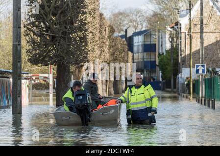 A Gournay-sur-Marne, Seine-Saint-Denis, il livello della Marna allagata continua ad aumentare e oggi ha raggiunto i 5.60m, più alto del muro anti-alluvione che non è stato sufficiente per contenere le acque crescenti e centinaia di case sono minacciate di inondazioni. Il picco dell'alluvione dovrebbe raggiungere i 5.80 m entro sabato, causando ulteriori grandi inondazioni. Gournay-sur-Marne, Francia, 2 febbraio 2018. Foto di Samuel Boivin / ABACAPRESS.COM Foto Stock