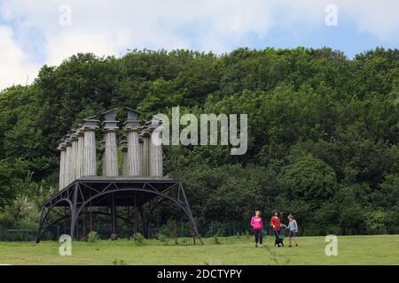 "Tempio inquieto" di Penny Saunders, un'enorme scultura cinetica che si muove nel vento, Tremenheere Sculpture Gardens; Penzance, Cornovaglia, Regno Unito Foto Stock