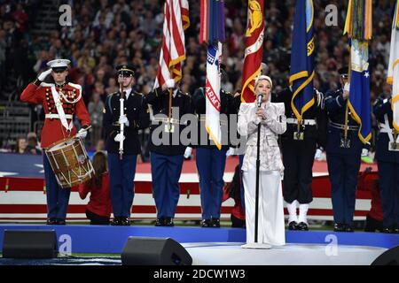 Pink suona il National Anthem durante lo spettacolo Super Bowl LII Pregame presso lo U.S. Bank Stadium il 4 febbraio 2018 a Minneapolis, Minnesota. Foto di Lionel Hahn/ABACAPRESS.COM Foto Stock