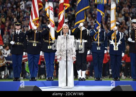 Pink suona il National Anthem durante lo spettacolo Super Bowl LII Pregame presso lo U.S. Bank Stadium il 4 febbraio 2018 a Minneapolis, Minnesota. Foto di Lionel Hahn/ABACAPRESS.COM Foto Stock