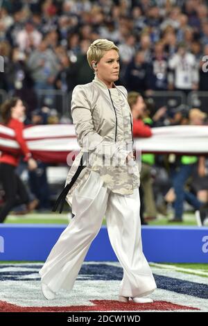 Pink suona il National Anthem durante lo spettacolo Super Bowl LII Pregame presso lo U.S. Bank Stadium il 4 febbraio 2018 a Minneapolis, Minnesota. Foto di Lionel Hahn/ABACAPRESS.COM Foto Stock