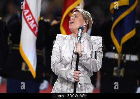 Pink suona il National Anthem durante lo spettacolo Super Bowl LII Pregame presso lo U.S. Bank Stadium il 4 febbraio 2018 a Minneapolis, Minnesota. Foto di Lionel Hahn/ABACAPRESS.COM Foto Stock