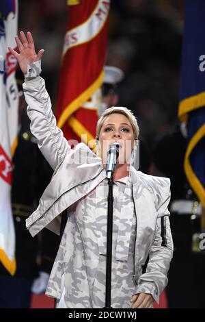 Pink suona il National Anthem durante lo spettacolo Super Bowl LII Pregame presso lo U.S. Bank Stadium il 4 febbraio 2018 a Minneapolis, Minnesota. Foto di Lionel Hahn/ABACAPRESS.COM Foto Stock