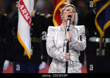 Pink suona il National Anthem durante lo spettacolo Super Bowl LII Pregame presso lo U.S. Bank Stadium il 4 febbraio 2018 a Minneapolis, Minnesota. Foto di Lionel Hahn/ABACAPRESS.COM Foto Stock