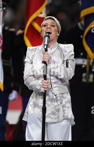 Pink suona il National Anthem durante lo spettacolo Super Bowl LII Pregame presso lo U.S. Bank Stadium il 4 febbraio 2018 a Minneapolis, Minnesota. Foto di Lionel Hahn/ABACAPRESS.COM Foto Stock