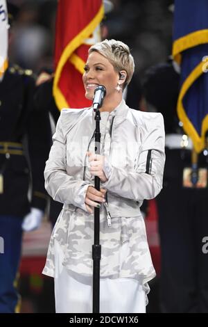 Pink suona il National Anthem durante lo spettacolo Super Bowl LII Pregame presso lo U.S. Bank Stadium il 4 febbraio 2018 a Minneapolis, Minnesota. Foto di Lionel Hahn/ABACAPRESS.COM Foto Stock