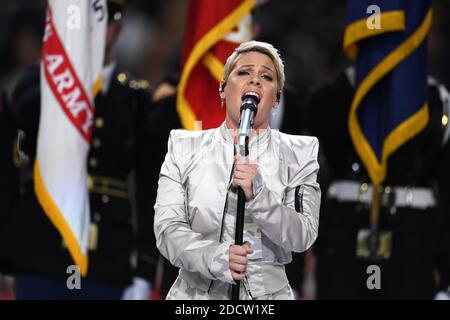 Pink suona il National Anthem durante lo spettacolo Super Bowl LII Pregame presso lo U.S. Bank Stadium il 4 febbraio 2018 a Minneapolis, Minnesota. Foto di Lionel Hahn/ABACAPRESS.COM Foto Stock